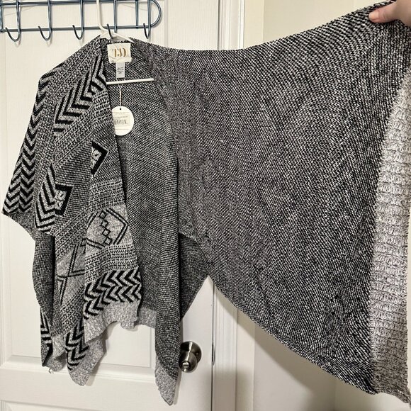 The Jetset Diaries Plus Knit Poncho - Picture 8 of 16